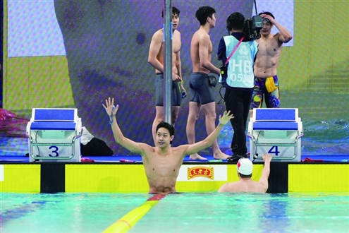 11月15日,山东队第四棒选手张展硕(下左)在比赛后庆祝夺冠 新华社发